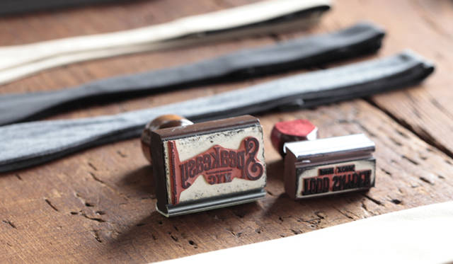 　ボウタイとともに置かれていた、トッド・スナイダーとスピークイージーのゴム判。展示会にて。