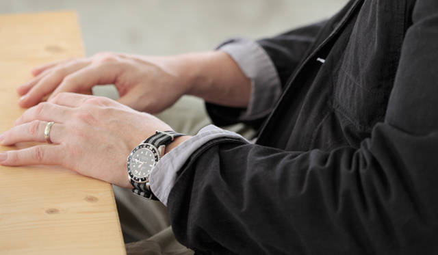 <strong>Todd Snyder｜トッド・スナイダー</strong>　ロレックスサブマリーナのベルトを、プレッピーなリボンベルトにかえていた。　