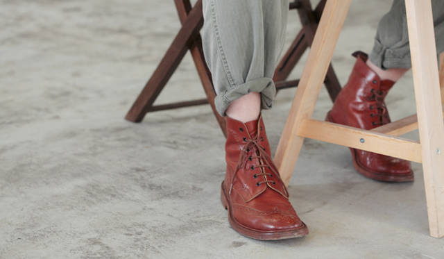 　足元はヴィンテージのトリッカーズのブーツ。裾の絶妙のまくり具合がモダン。