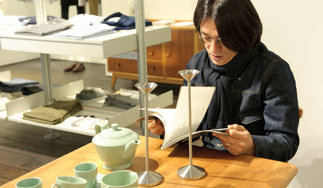 <strong>MARGARET HOWELL｜マーガレット・ハウエル</strong>　アーコールのカタログを熱心に見入る二村氏。