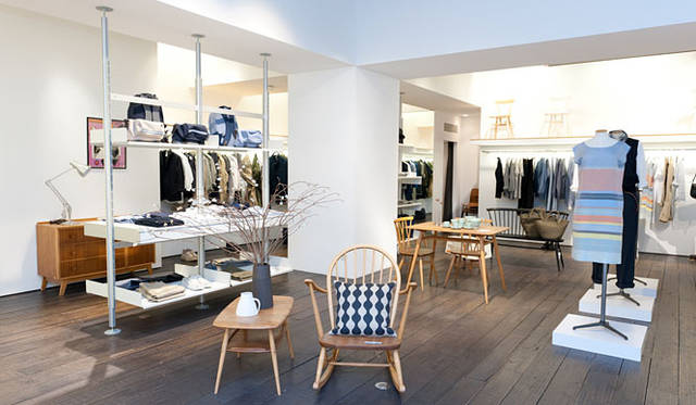 <strong>MARGARET HOWELL｜マーガレット・ハウエル</strong>　『マーガレット・ハウエル 神南』は、メンズ、ウィメンズ、ハウスホールドグッズのフルアイテムが揃う。