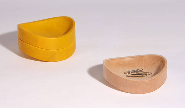 <strong>KARIMOKU NEW STANDARD｜カリモク ニュー スタンダード</strong>　2011 PROTOTYPES　「CHUCKLE」（design by KARIMOKU DESIGN TEAM）モノを取り出す際はそっと傾いて、さりげなく手助けしてくれる、ゆらゆらと揺れ動く小物入れ。使わないときはコンパクトに積み重なり、スペースを有効活用できる。