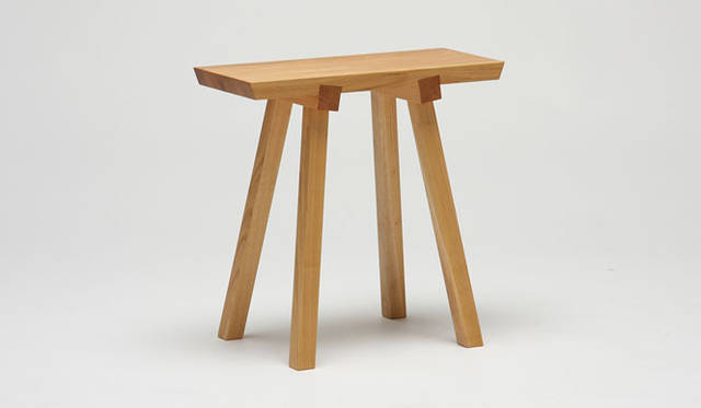 <strong>KARIMOKU NEW STANDARD｜カリモク ニュー スタンダード</strong>　2011 PROTOTYPES　「TORII-S」（KARIMOKU DESIGN TEAM）鳥居をモチーフとしたスツール。脚部を座面に埋め込んだ接合に、日本の伝統的な木工加工技術「仕口」を使用。この繊細で精緻な技術が、力強く大胆なフォルムを実現した。