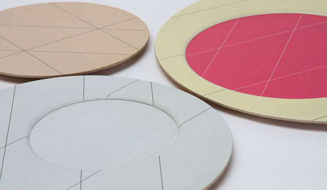 <strong>KARIMOKU NEW STANDARD｜カリモク ニュー スタンダード</strong>　2011 PROTOTYPES　「COLOUR PLATTER」（design by SCHOLTEN & BAIJINGS）幾何学模様と豊かな色彩が、国産のクリ材に高度な技術でプリントされたトレーセット。3つの異なるサイズ・色・パターンの重なりが多種多様な表情を見せる。