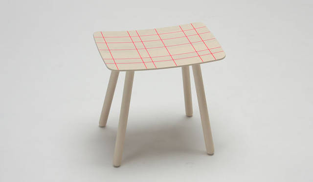 <strong>KARIMOKU NEW STANDARD｜カリモク ニュー スタンダード</strong>　2011 PROTOTYPES　「COLOUR STOOL」（SCHOLTEN & BAIJINGS）省スペースで持ち運びやすい、日本的な「座る文化」に応えたスツール。伝統的構成に応える熟練の木工技法を用い、全体の透明感とミニマルかつ精緻に施された鮮やかな色彩を実現している。