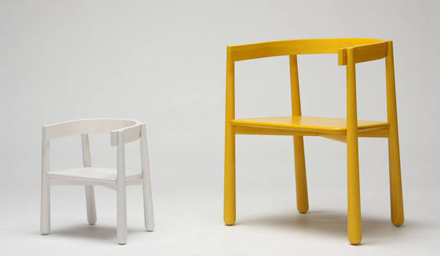 <strong>KARIMOKU NEW STANDARD｜カリモク ニュー スタンダード</strong>　2011 PROTOTYPES　「HOMERUN KIDS CHAIR」（design by SYLVAIN WILLENZ）マンガのキャラクターはひとりぼっちでは登場しない……、両親とよく似た椅子で傍らに座っていたい幼児のために特別に用意された、小さなHOMERUNチェア。