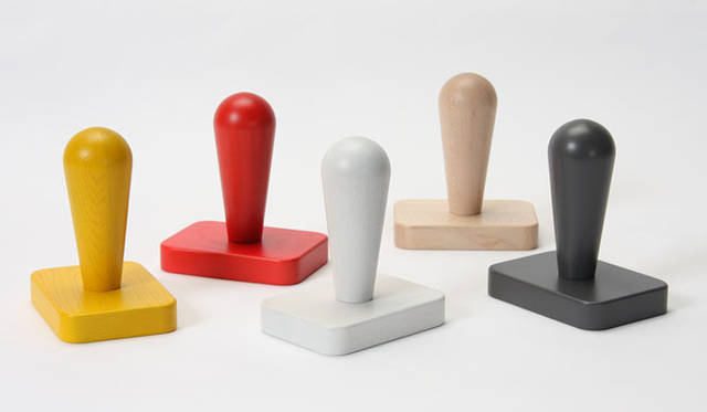 <strong>KARIMOKU NEW STANDARD｜カリモク ニュー スタンダード</strong>　2011 PROTOTYPES　「HOMERUN PAPERWEIGHT」（SYLVAIN WILLENZ）ベーシックでありながらも忘れられた存在といえるデスクアクセサリー、ペーパーウェイト。大きなスタンプを思わせる外観が、机の上のアクセントに。