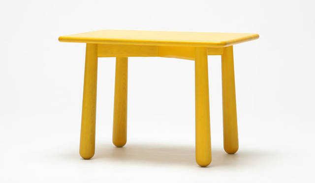 <strong>KARIMOKU NEW STANDARD｜カリモク ニュー スタンダード</strong>　2011 PROTOTYPES　「HOMERUN STOOL」（SYLVAIN WILLENZ）HOMERUNチェアのサイドテーブルとして、そしてHOMERUN Kids チェアと組み合わせて、小さな子ども用のテーブルとしても使用することができるスツール。