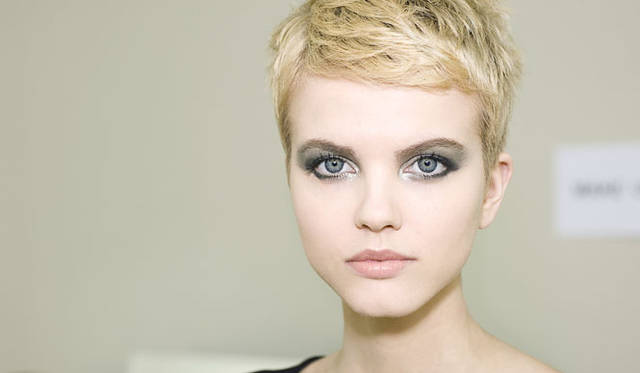 <strong>CHANEL｜シャネル</strong>　2011-12 Fall/Winter CHANEL Ready-to-Wear Show Backstage　© CHANEL