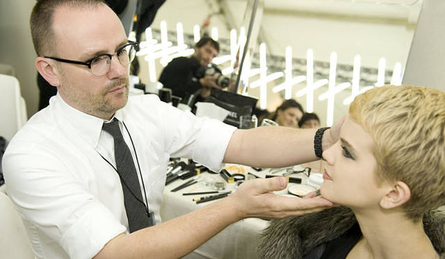 <strong>CHANEL｜シャネル</strong>　2011-12 Fall/Winter CHANEL Ready-to-Wear Show Backstage　© CHANEL