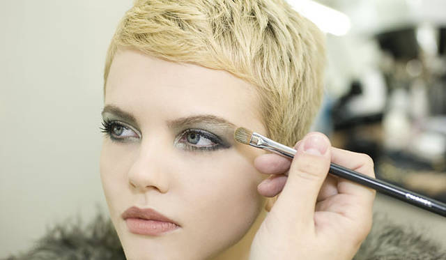 <strong>CHANEL｜シャネル</strong>　2011-12 Fall/Winter CHANEL Ready-to-Wear Show Backstage　© CHANEL
