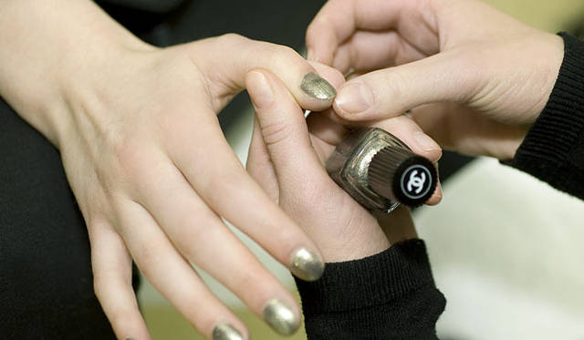 <strong>CHANEL｜シャネル</strong>　2011-12 Fall/Winter CHANEL Ready-to-Wear Show Backstage　© CHANEL