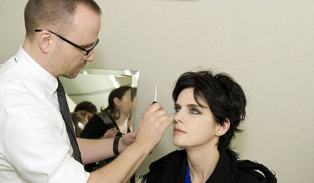<strong>CHANEL｜シャネル</strong>　2011-12 Fall/Winter CHANEL Ready-to-Wear Show Backstage　© CHANEL