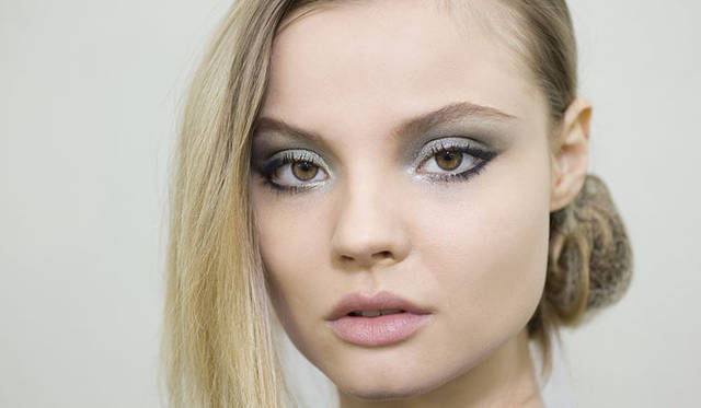 <strong>CHANEL｜シャネル</strong>　2011-12 Fall/Winter CHANEL Ready-to-Wear Show Backstage　© CHANEL