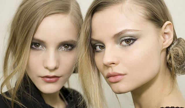 <strong>CHANEL｜シャネル</strong>　2011-12 Fall/Winter CHANEL Ready-to-Wear Show Backstage　© CHANEL