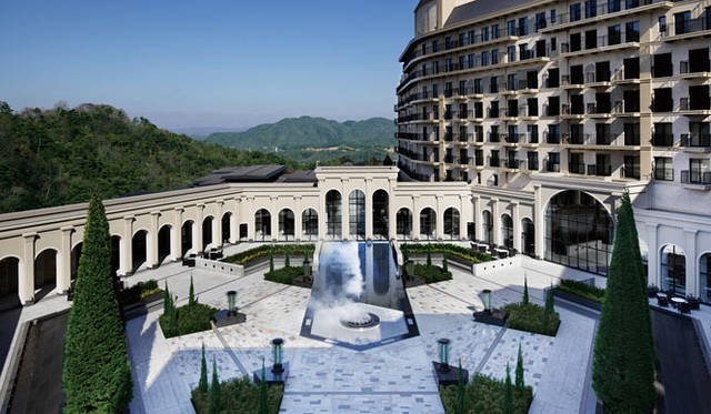 <strong>resorttrust｜リゾートトラスト</strong>　『エクシブ有馬離宮』　パティオ（昼）