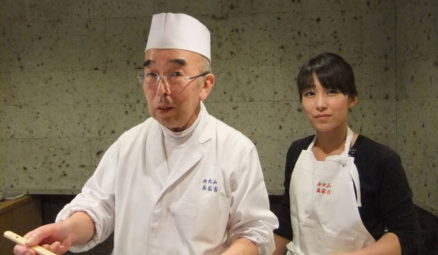 <strong>Guide to Tokyo in New Perspective｜飲食編</strong>　「弁天山美家古寿司」主人の内田正さんと、娘であり女将を務める中川晶子さん。