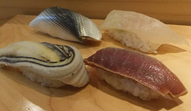 <strong>Guide to Tokyo in New Perspective｜飲食編</strong>　ヒラメ（九州）、コハダ（三河湾）、アナゴ（佐島）、マグロ（壱岐）。どれもいわゆる「仕事」がしてある。