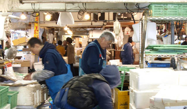 <strong>Guide to Tokyo in New Perspective｜飲食編</strong>　朝から買い出し人で賑わう「丸甲堺周水産」。