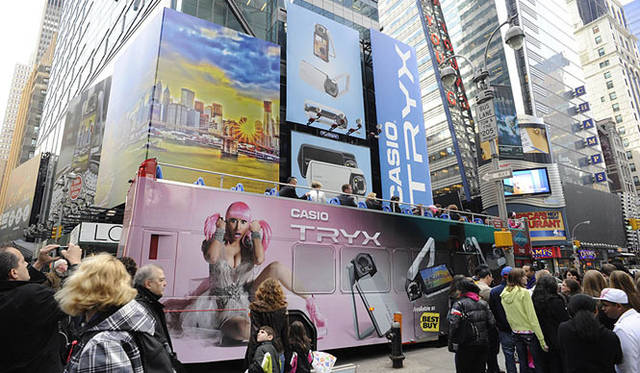 <strong>CASIO｜カシオ</strong>　デジタルカメラ新製品「TRYX」ローンチイベント。ダブルデッカーに乗って、ニッキー・ミナージュが登場！