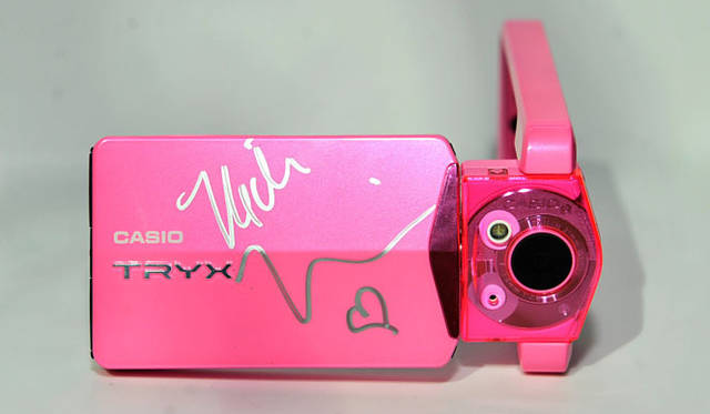 <strong>CASIO｜カシオ</strong>　ニッキー・ミナージュから、東日本大震災支援チャリティ。ニッキーのサイン入り限定ピンクデジカメ「TRYX」オークション