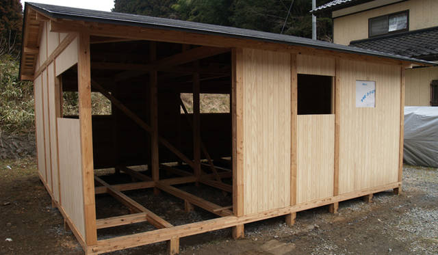 <strong>more trees｜被災地支援プロジェクト「LIFE311」を立ち上げ</strong>  一棟300万円かかる木造仮設住宅を、住田町では現在のところ110棟を建設する予定。