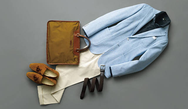 <strong>ESTNATION｜エストネーション</strong>　ジャケット9万9750円（ジャンフランコ ボメザドリ）、ポロシャツ1万2600円、ベルト1万500円（ともにエストネーション）、パンツ1万8900円（ジェルマーノ）、靴4万4100円（フェランテ）、バッグ4万4100円（ダニエル＆ボブ）、チーフ7455円（ムンガイ）