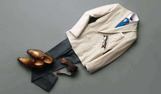 <strong>ESTNATION｜エストネーション</strong>　ジャケット9万9750円（ボリオリ）、パンツ3万3600円（インコテックス）、シャツ1万4700円、シューズ4万2000円、ベルト1万4700円（すべてエストネーション）、タイ1万3650円（マタビシ）、チーフ7455円（ムンガイ）、メガネ3万3600円（小竹長兵衛）