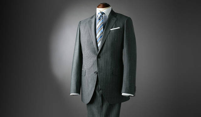 <strong>ESTNATION｜エストネーション</strong>   スーツ9万1350円、シャツ1万4700円、タイ1万500円（すべてエストネーション）、チーフ7455円（ムンガイ）