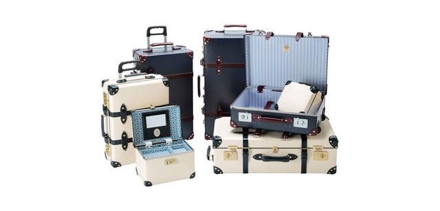 <strong>Chapter 05｜グローブ・トロッターから「ロイヤルウェディング」コレクション登場！</strong>　<strong>「ウィリアム」</strong>（外装：ネイビー×バーガンディレザー／内装：ターンブル＆アッサー ‘エクスクルーシブ・ストライプ）　21インチ トロリーケース（54×39×17cm） 15万7500円、26インチ トロリーケース（65×37×19cm） 16万8000円、30インチ エクストラディープスーツケース（75×44×24cm） 19万9500円　　<strong>「ケイト」</strong>（外装：アイボリーホワイト×ネイビーレザー／内装：リバティ・プリント “ミリー”）　9インチ ミニユーティリティケース（24×21×12cm） 5万7750円、13インチ ヴァニティケース（32×22×20cm） 7万8750円、21インチ トロリーケース（54×39×17cm） 15万7500円、30インチ エクストラディープスーツケース（75×44×24cm） 19万9500円（以上グローブ・トロッター／ヴァルカナイズ・ロンドン）