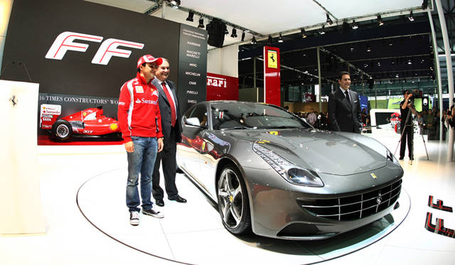 <strong>Ferrari Four（FF）｜フェラーリ フォー（FF）</strong>　写真左からF1レーサー フェリペ・マッサ、フェラーリ CEO アメデオ・フェリーサ、フェラーリ・アジアパシフィック／フェラーリ ジャパン プレジデント兼CEO エドウィン ・フェネック。