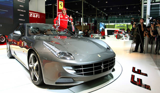<strong>Ferrari Four（FF）｜フェラーリ フォー（FF）</strong>　上海オートショーでのアジアプレミアの模様。
