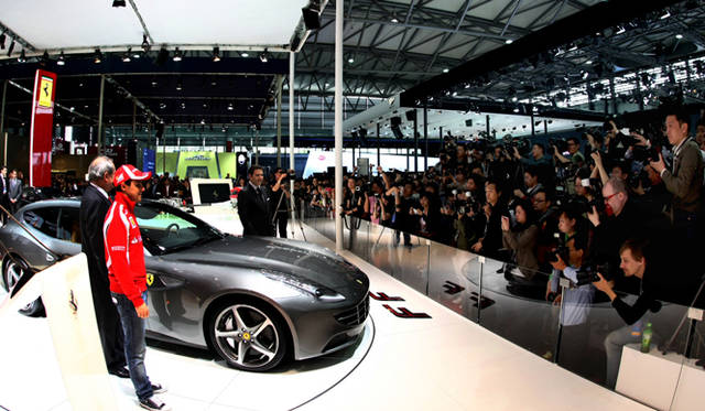 <strong>Ferrari Four（FF）｜フェラーリ フォー（FF）</strong>　上海オートショーでのアジアプレミアの模様。