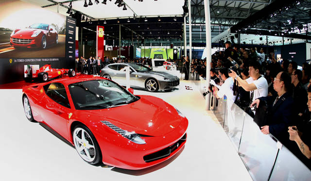 <strong>Ferrari Four（FF）｜フェラーリ フォー（FF）</strong>　上海オートショーでのアジアプレミアの模様。写真手前｜458 イタリア