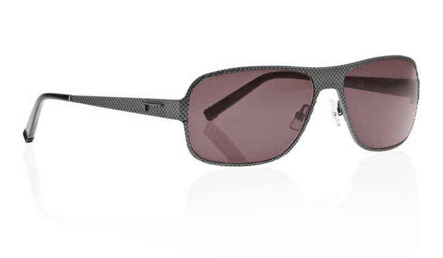 <strong>TUMI｜トゥミ</strong>　サングラスコレクション「TRAVERSO」　トゥミ（トラヴェルソ）ブルックリン サングラス3万3600円<br>ニューヨーク市のイーストリバーにかかる橋をイメージしたブルックリン。ステンレススチールフレームとテンプルには、バリスティックナイロン素材のパターンとテクスチャーを表現するために、アシッドエッチング技術を採用。ALPHA コレクションのファスナープラーにインスパイアされたデザインの“リング オブ サタン”テンプルチップは、テンプルチップが滑らないように、キャストメタルの上にふたつのラバーリングを装着している。