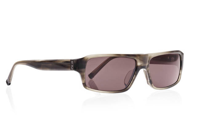 <strong>TUMI｜トゥミ</strong>　サングラスコレクション「TRAVERSO」　トゥミ（トラヴェルソ）ミョー サングラス3万450円<br>南フランスのタルン川の渓谷にかかる橋をイメージしたミヨー。アセテートフレームはハンドメイドで、メタルのヒンジ部分には、レーザーエッチング技術によるロゴがデザインされ、テンプルチップは、ALPHA コレクションのファスナープラーからイメージした“リング オブ サタン”テンプルチップが使われている。