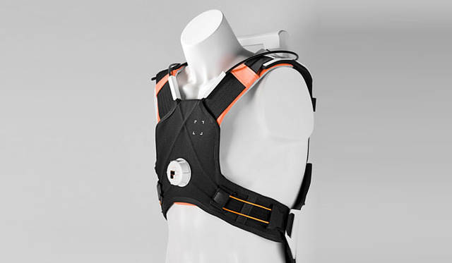 <strong>ジェームズ ダイソン アワード</strong>　2010年 国際準優秀賞「REAX」－心肺機能蘇生ベスト（スイス）<br>空気圧式人口筋肉の技術を有効に活用し、胸全体を一定の間隔で圧迫することで、心肺機能蘇生を持続しておこなう。 