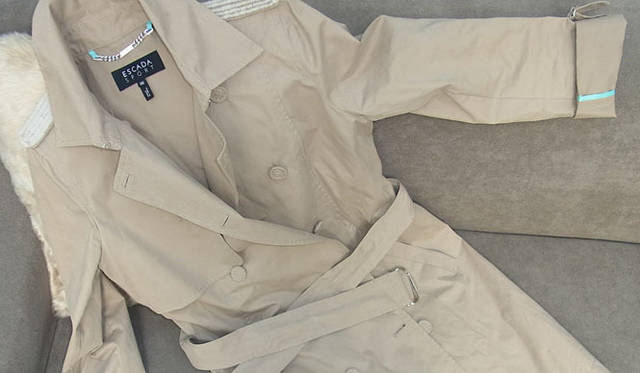 <strong>SAKURA｜第12回 お買いもの♪</strong>　私が着用している今季入手した、トレンチコートは「エスカーダ スポーツ」のもの。とてもエレガントなデザイン。