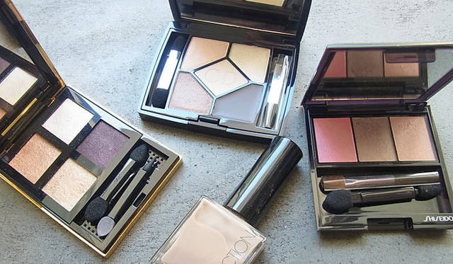 <strong>SAKURA｜第12回 お買いもの♪</strong>　左から時計回りで、「YSL」“ピュア クロマティック”20番、「ディオール“サンク クルール L”、「資生堂」“ルミナイジング サテンアイカラー トリオ”RD711（限定コスメ）、「アディクション」ネイルポリッシュ011。