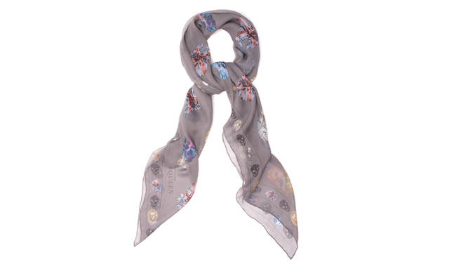 <strong>ALEXANDER McQUEEN|アレキサンダー・マックイーン</strong>　ウィメンズは伊勢丹新宿店本館4階、大丸心斎橋店2階、JR名古屋タカシマヤ2階にて、メンズは伊勢丹新宿店メンズ館3階、梅田阪急メンズ館2階にて展開。