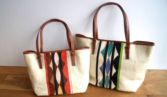 <strong>EMILIO PUCCI｜エミリオ・プッチ</strong>　夏らしい鮮やかな色合いが特徴のアーカイブプリント“NASTRI（ナストリ）”がほどこされたトートバッグ。阪急うめだ店先行発売。バッグ（左）4万9350円、バッグ（右）5万8800円（ともにエミリオ・プッチ／エミリオ・プッチ カンパニー）