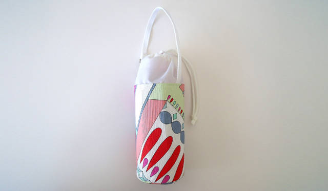 <strong>EMILIO PUCCI｜エミリオ・プッチ</strong>　7万円以上お買い上げの方先着30名に、ペットボトルホルダーをプレゼント。5万円以上お買い上げの方先着100名には、「VIVARAオードパルファム ロールオン」がプレゼントされるという特典が。