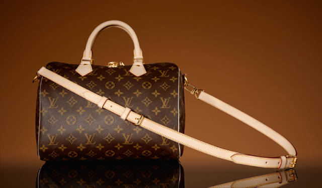 <strong>LOUIS VUITTON｜ルイ・ヴィトン</strong>　　「SPEEDY BANDOULIERE（スピーディ・バンドリエール）」　©LOUIS VUITTON/ALBAN ZANICHELLI