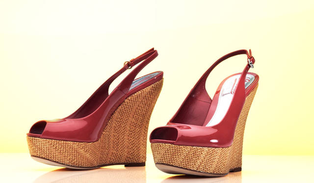 <strong>GUCCI｜グッチ</strong>　ストロー素材でカバーされたウェッジソールは、70年代のリゾートスタイルのムードを醸す。「ソフィア」（コーラル） バックストラップサンダル [H13cm] 6万9300円（グッチ／グッチ ジャパン）