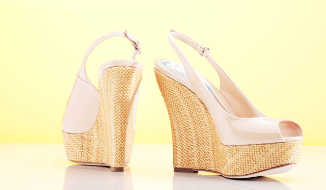 <strong>GUCCI｜グッチ</strong>　バックから見ると、ヒール部分がきゅっと細くなっているデザイン。「ソフィア」（ベージュ）バックストラップサンダル [H13cm] 6万9300円（グッチ／グッチ ジャパン）