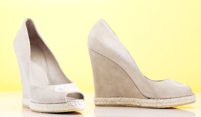 <strong>GUCCI｜グッチ</strong>　スウェード素材にGGロゴがレトロシックなエスパドリーユ。「ケンドラ」（ベージュ）ウエッジソールパンプス [H11cm] 5万7750円（グッチ／グッチ ジャパン）