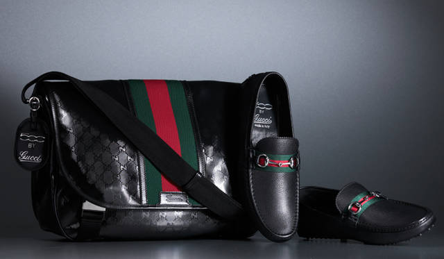 <strong>GUCCI｜グッチ</strong>　メッセンジャーバッグ [W40×H28.5×D13cm] 14万1750円、メンズドライビングシューズ 5万3550円（ともにグッチ／グッチ ジャパン）