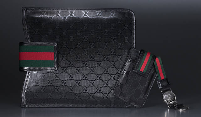 <strong>GUCCI｜グッチ</strong>　iPadケース 3万8850円、iPhoneケース 2万3100円、キーチェーン 1万9950円（すべてグッチ／グッチ ジャパン）