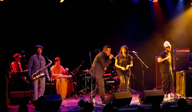 <strong>SAVE JAPAN BENEFITS｜ライブルポ</strong>  妻であるシンガーのジージーと登場したビル・ラズウェル。