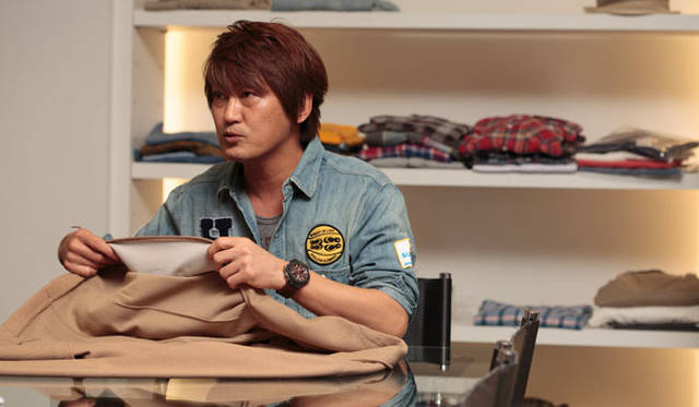 <strong>ESTNATION｜エストネーション</strong>　お薦めのエストネーションオリジナルジャージージャケットを手に語る榊氏